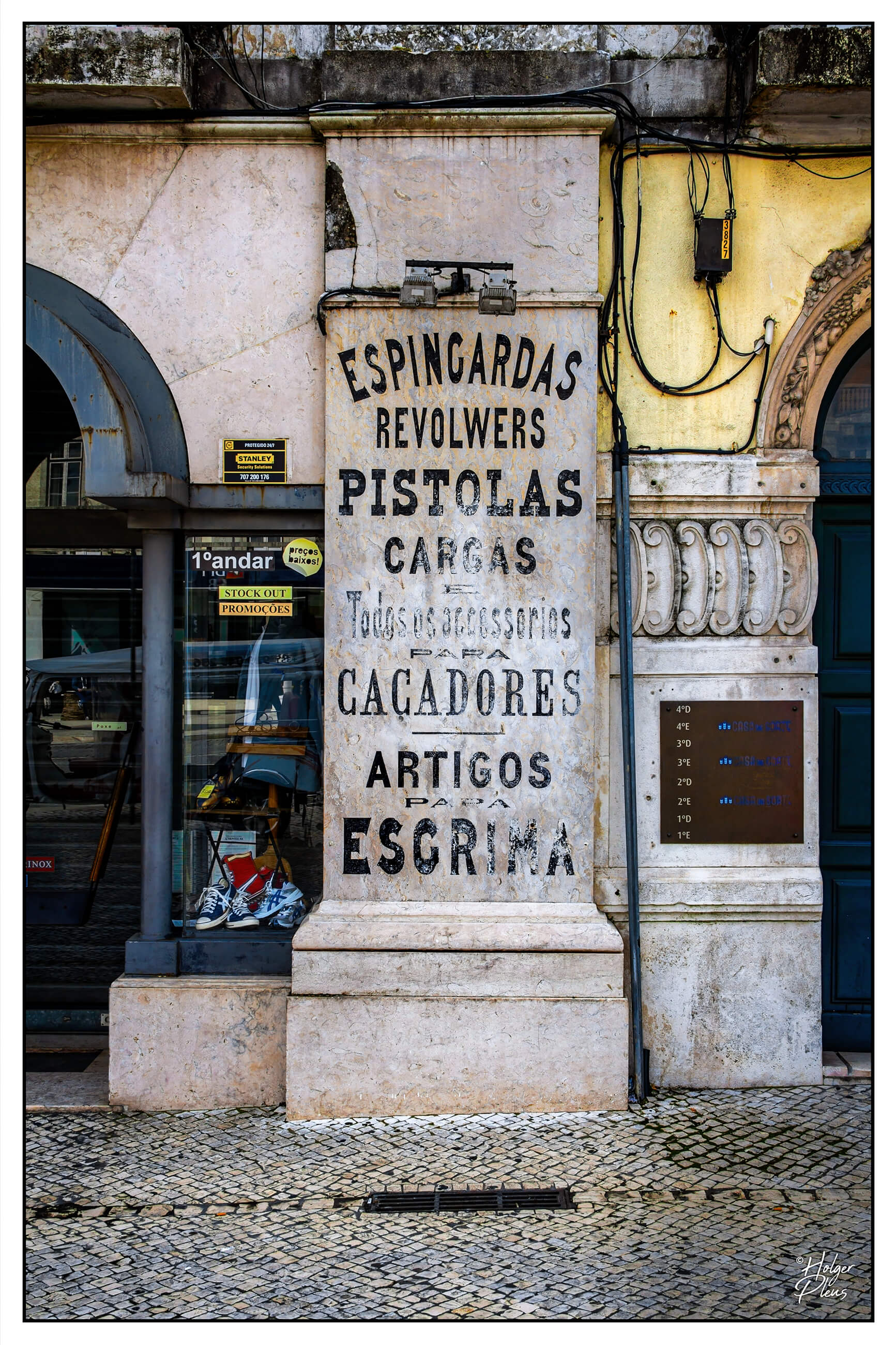Fotografie eines Waffengeschäftes in Lissabon mit Werbung für diverse Waffen