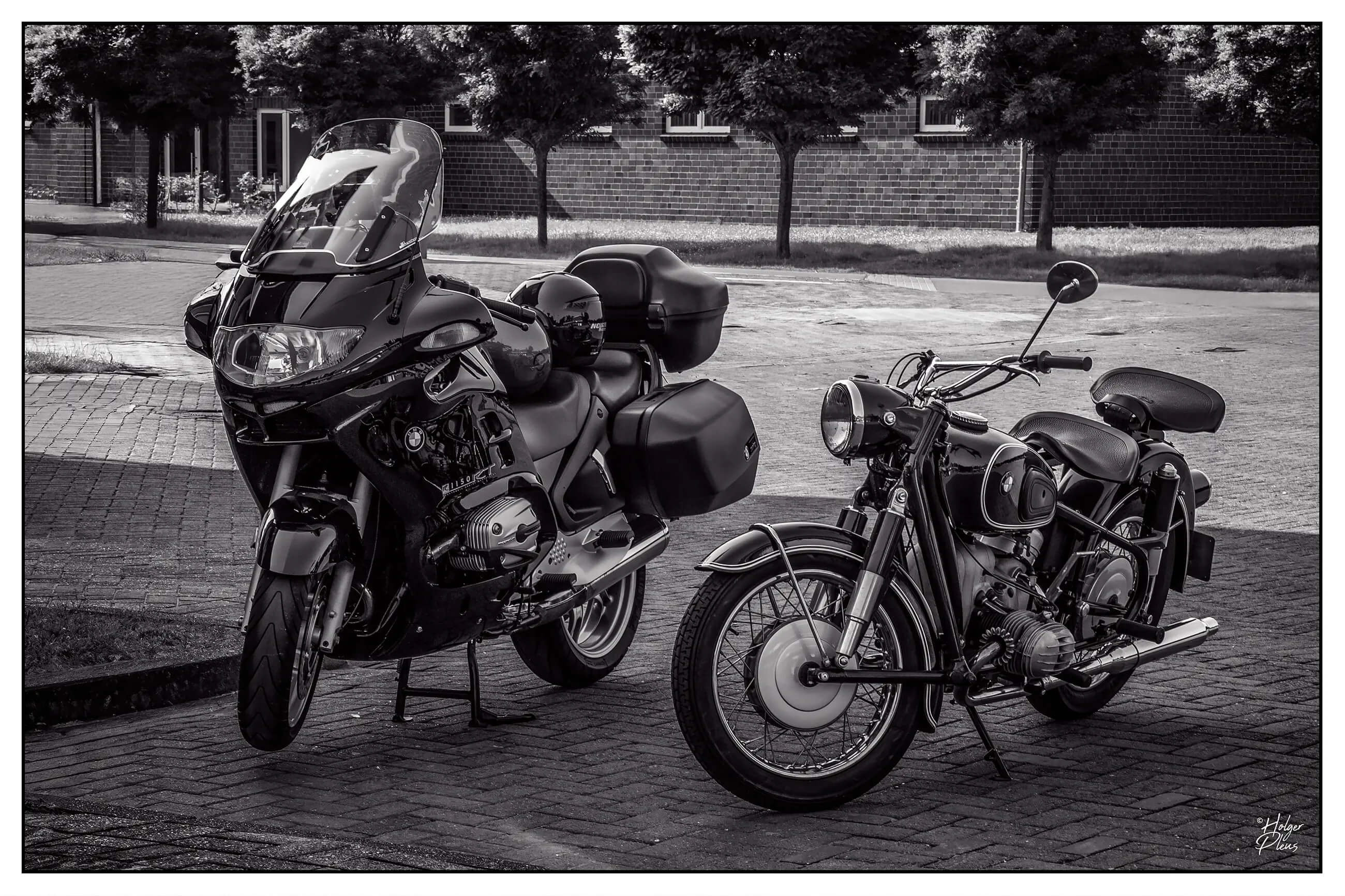 Schwarzweissfotografie zweier BMW-Motorräder unterschiedlicher Generationen