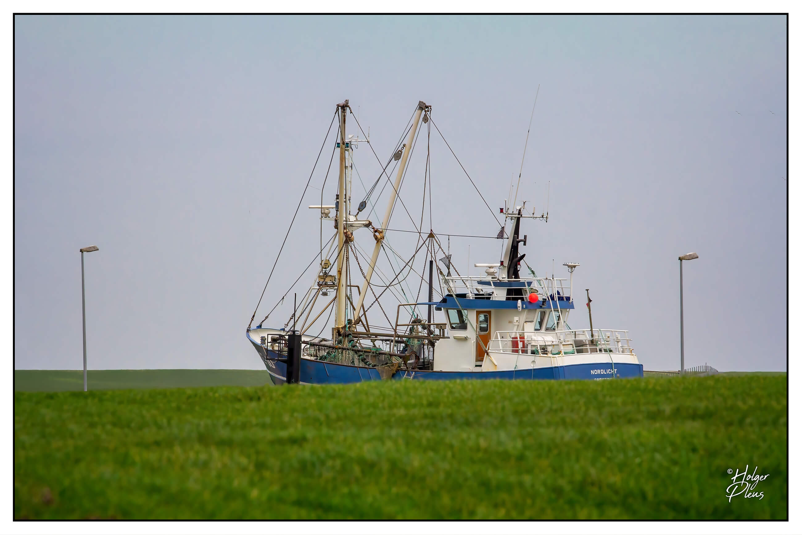 Fotografie eines Fischerbootes, das über Land fährt