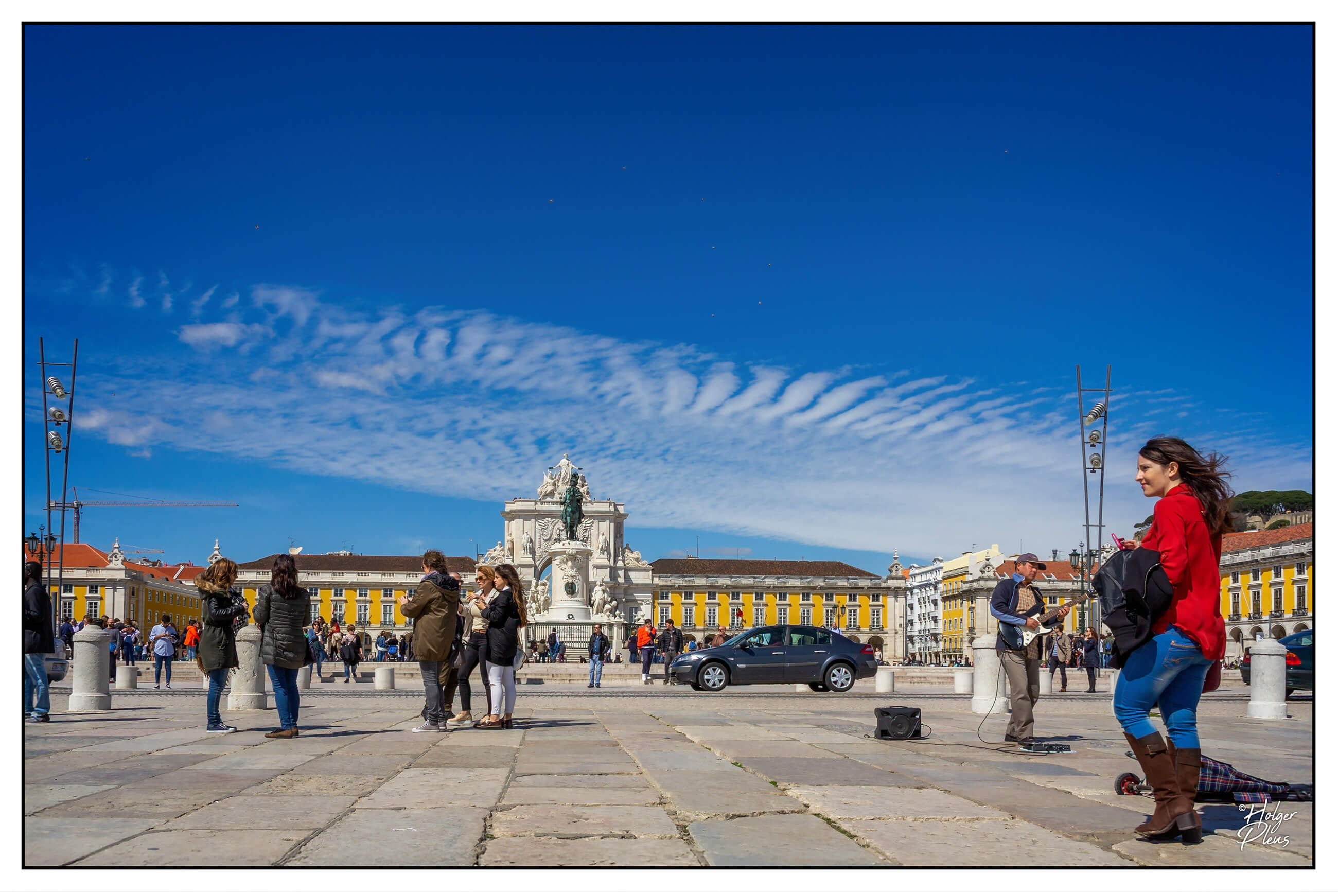 Weitwinkelfotografie des belebten Praça do Comércio in Lissabon